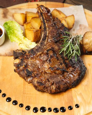 Tahtadaki kovboy bifteğine yaklaş.