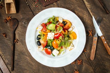 Peynirli ve zeytinli Yunan sebze salatası