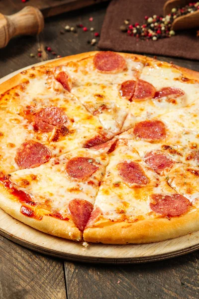Close-up em pizza de pepepeproni com salame e queijo — Fotografia de Stock