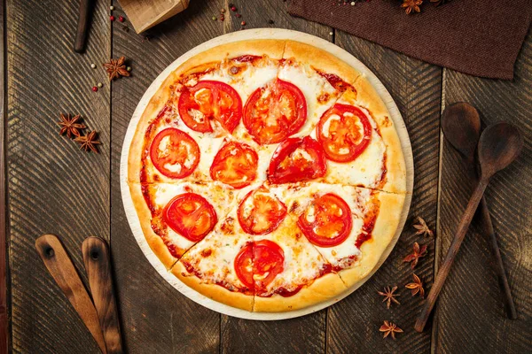 Widok z góry na włoską pizzę pomidorową margarita — Zdjęcie stockowe