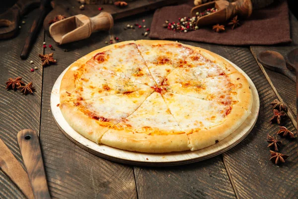 Pizza de queijo italiana na mesa decorada em madeira — Fotografia de Stock