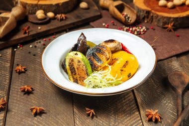 Izgara sebzeler bir kasede garnitür karışımı