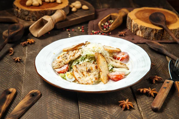 Sezar salatasının yanında tavuk ve buzdağı.