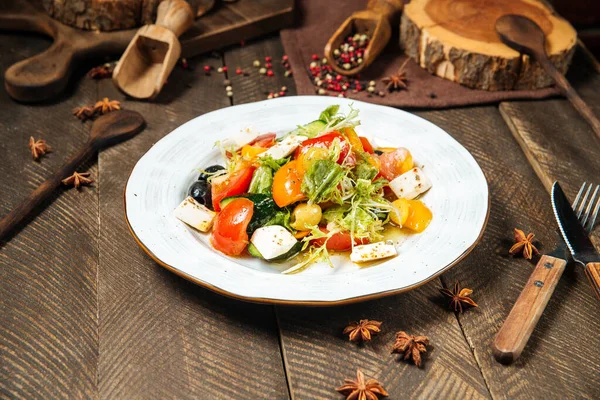 Salada de legumes grega com queijo feta e azeitonas — Fotografia de Stock