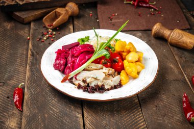 Rus votka aperatifi ve sebze turşusu.