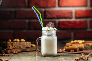 Tuğla duvar arkaplanlı bisküvili milkshake
