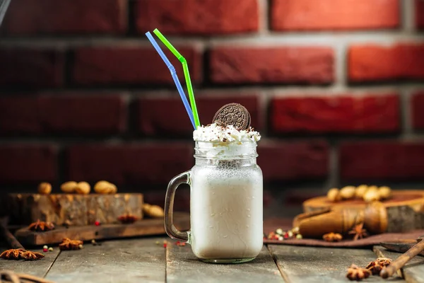 Milkshake con biscotto con sfondo muro di mattoni — Foto Stock