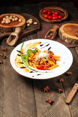 Beyaz tabakta yeşil soğanlı Penne arrabiata