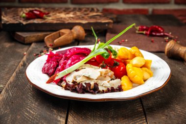 Rus votka aperatifi ve sebze turşusu.