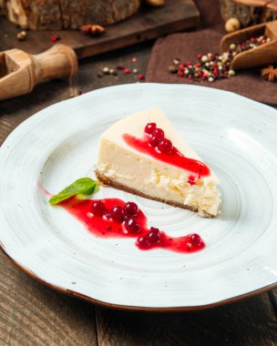 Beyaz tabakta çilek soslu cheesecake.