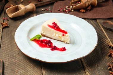 Beyaz tabakta çilek soslu cheesecake.