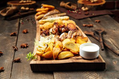 Tahtada soslu kızarmış bira atıştırmalıkları.