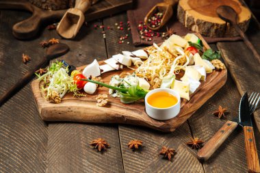 Tahtada peynir olan şarap aperatifleri. 