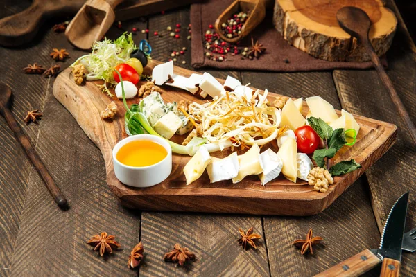 Entrées de vin avec fromage sur la planche en bois — Photo