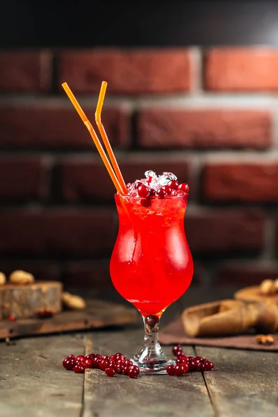 Летний коктейль из красной ягоды с кирпичной стеной — стоковое фото