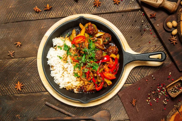 Rindfleisch mit Gemüse und Reis in gusseiserner Pfanne — Stockfoto
