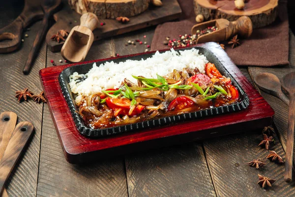 Carne de bovino com legumes e arroz em panela de ferro fundido — Fotografia de Stock