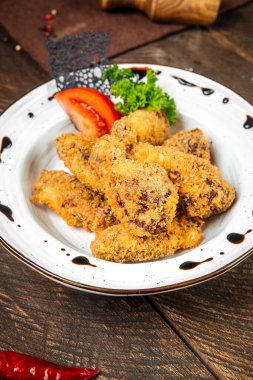 Tahta masada kızarmış tavuk aperatifi.