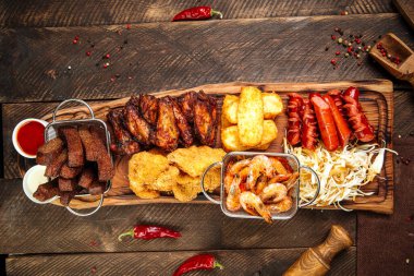 Tahtada soslu kızarmış bira atıştırmalıkları.