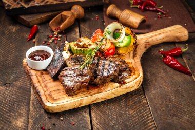 Sebzeli ve soslu ızgara biftek.