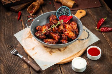 Ahşap masada tavada kızartılmış tavuk.