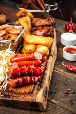 Tahtada soslu kızarmış bira atıştırmalıkları.