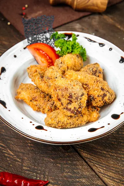 Tahta masada kızarmış tavuk aperatifi.