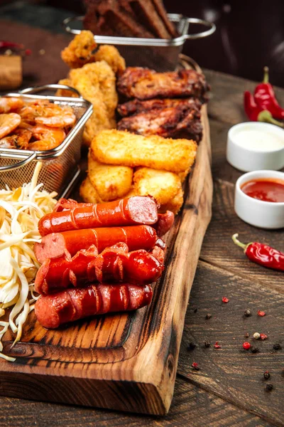 Tahtada soslu kızarmış bira atıştırmalıkları.