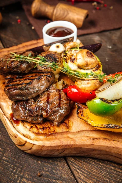 Sebzeli ve soslu ızgara biftek. 