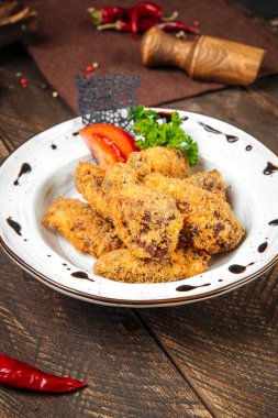 Ahşap masada soslu kızarmış karides.