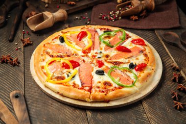 Somon ve dolmalık biberli pizza üzerine yan görüş
