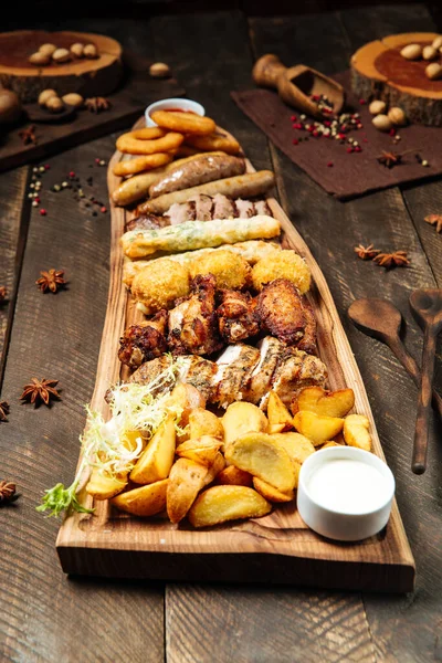 Tahtada soslu kızarmış bira atıştırmalıkları.