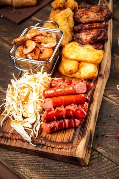 Snacks de cerveza frita en el tablero de madera con salsas — Foto de Stock