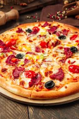 Biftek ve sebzeli pizzaya yaklaş.
