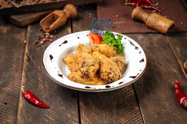 Ahşap masada soslu kızarmış karides.