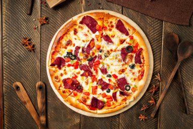 Füme sığır eti ve sebzeli pizzanın en iyi görüntüsü