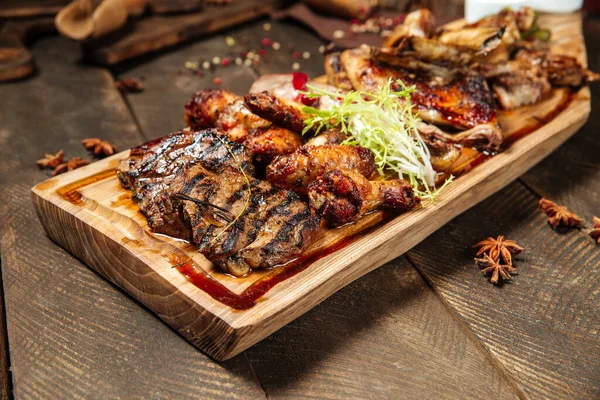 Surtido de carne asada en el tablero de madera — Foto de Stock