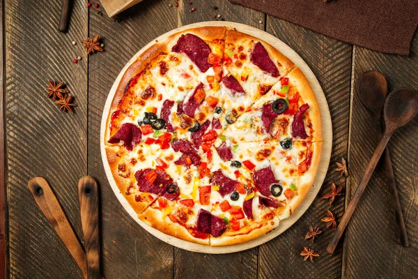 Füme sığır eti ve sebzeli pizzanın en iyi görüntüsü