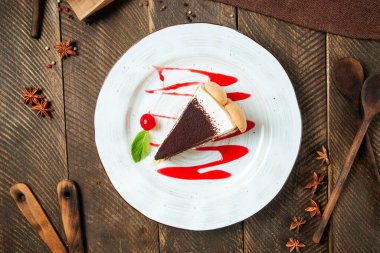 Tahta masada böğürtlen soslu tiramisu keki