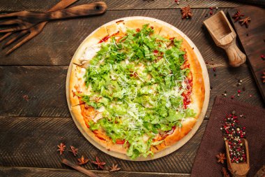 Sezar pizzalı tavuk ve buzdağı salatası.