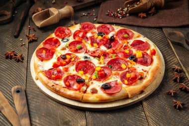 Biberli ve salamlı biberli pizza. 