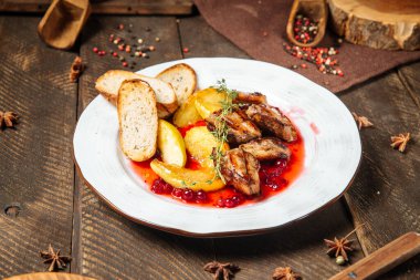 Patatesli tavuk ve yaban mersini sosu.