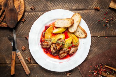 Patatesli tavuk ve yaban mersini sosu.