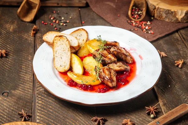 Patatesli tavuk ve yaban mersini sosu.