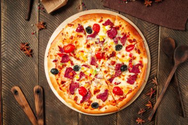 Füme sığır eti ve sebzeli pizzanın en iyi görüntüsü