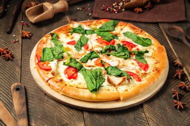 Yanında ıspanaklı ve domatesli pizza Napoli 'si.