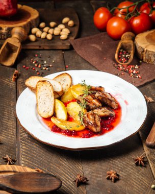 Patatesli tavuk ve yaban mersini sosu.