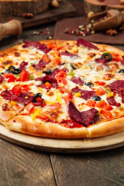 Biftek ve sebzeli pizzaya yaklaş.