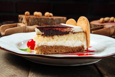 Böğürtlen soslu tiramisu keki.