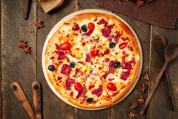 Füme sığır eti ve sebzeli pizzanın en iyi görüntüsü